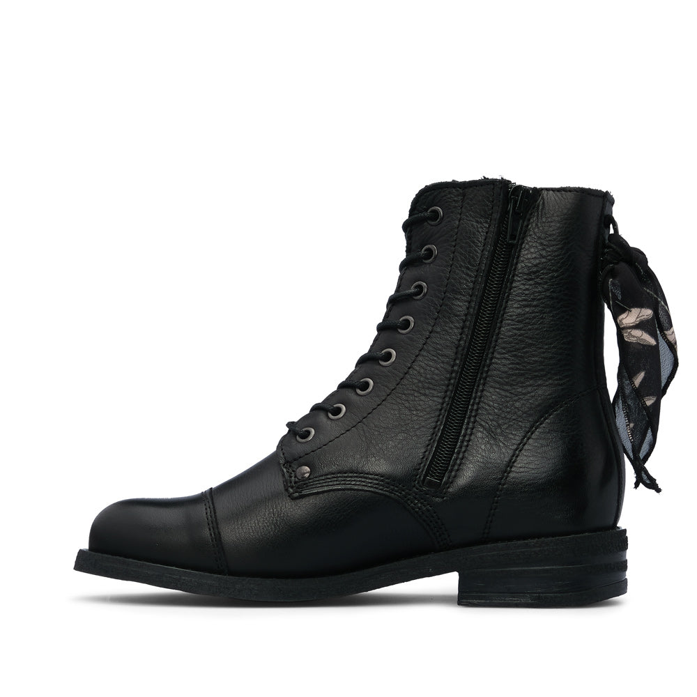 Botim Salto Raso Mulher Pele Preto