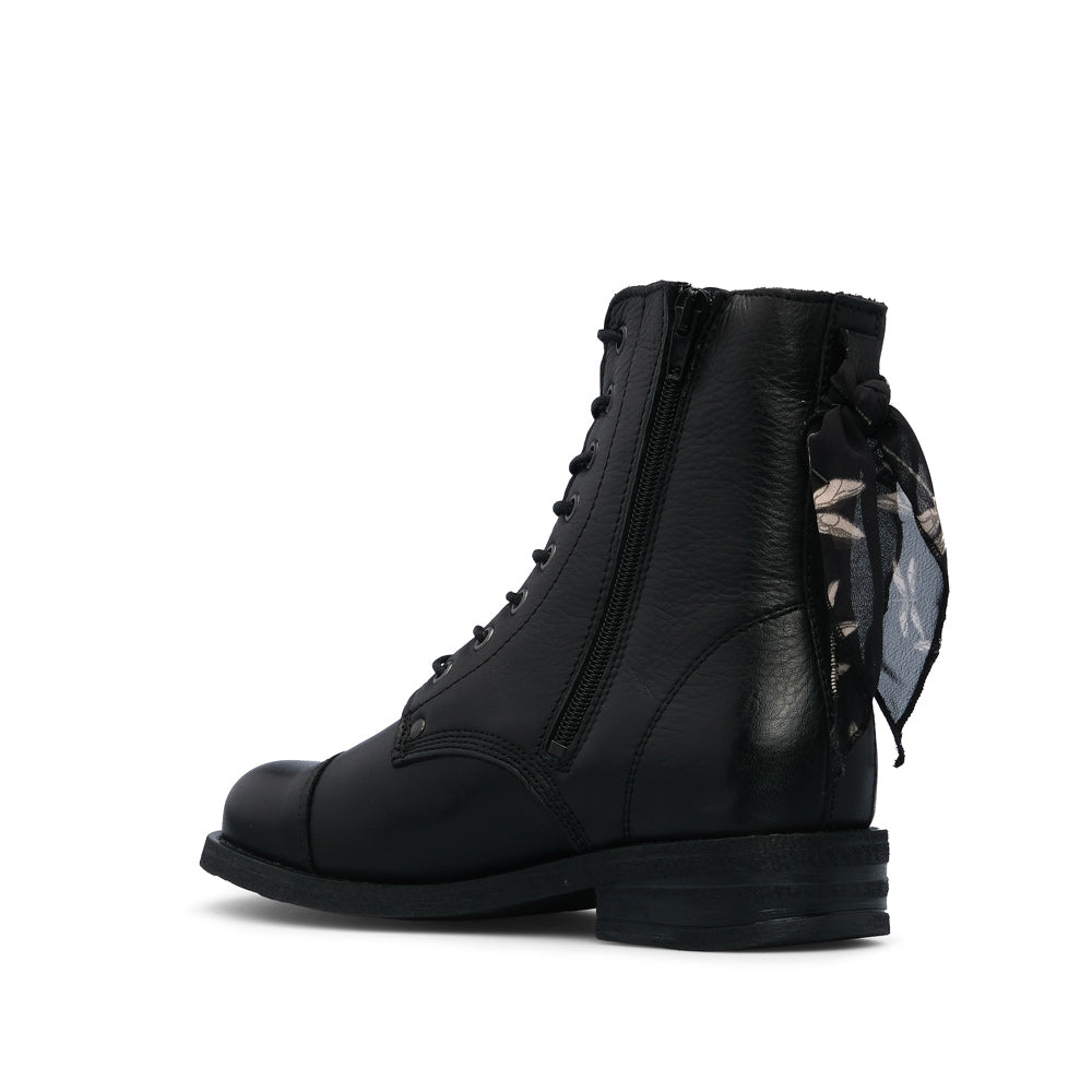 Botim Salto Raso Mulher Pele Preto