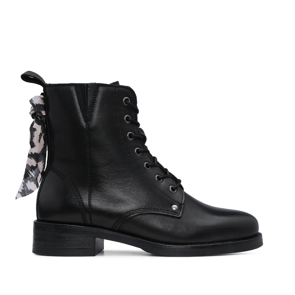 Botim Salto Raso Mulher Pele Preto