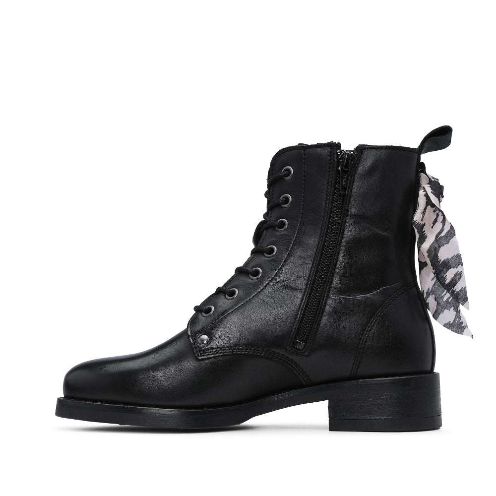Botim Salto Raso Mulher Pele Preto