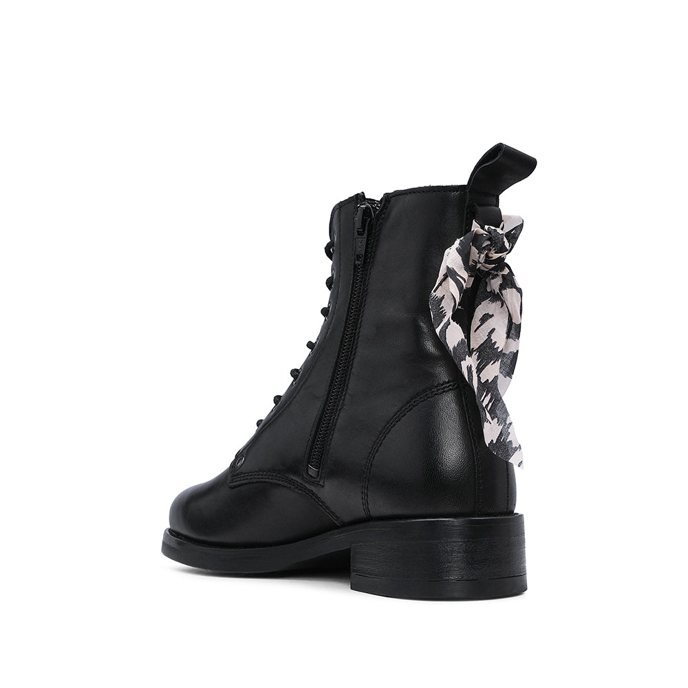 Botim Salto Raso Mulher Pele Preto