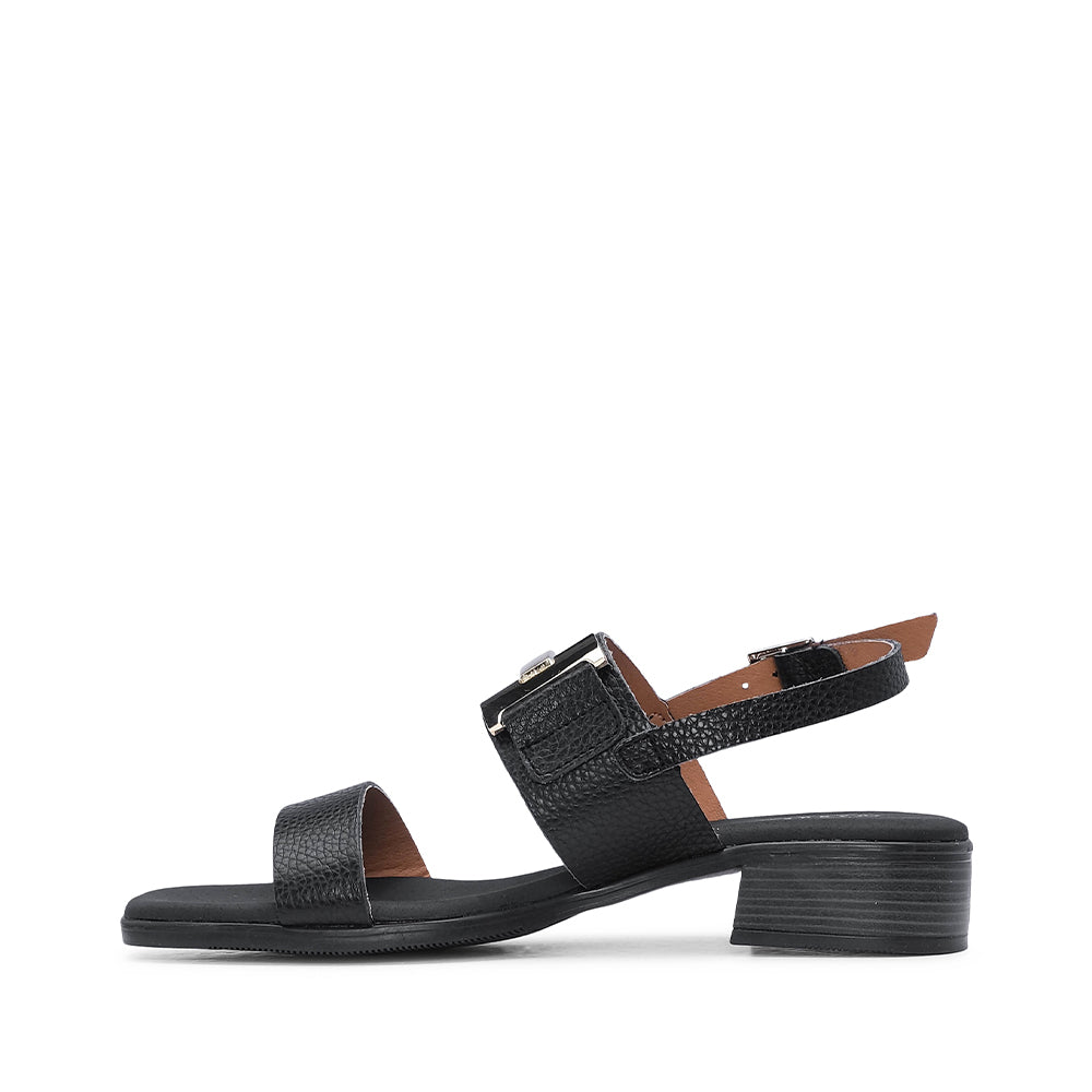 Sandália Salto Raso com Detalhe Metálico Preto