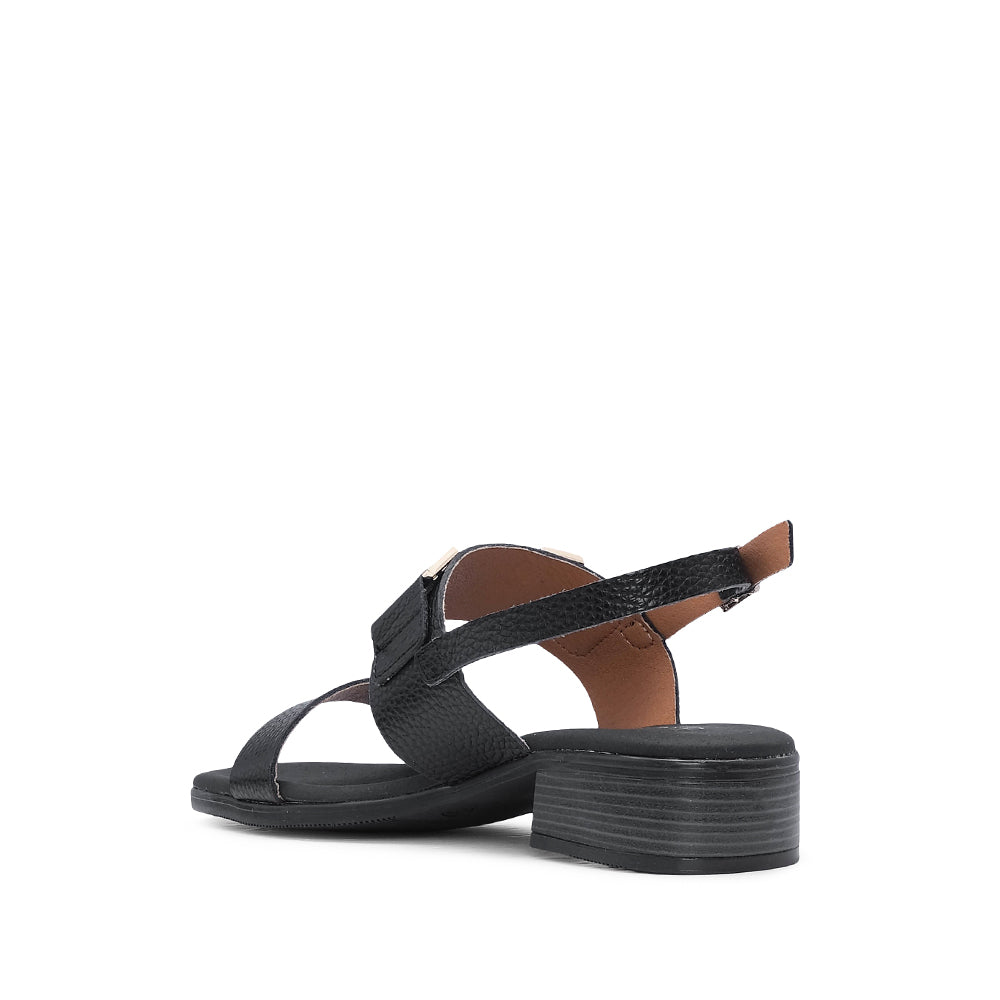 Sandália Salto Raso com Detalhe Metálico Preto