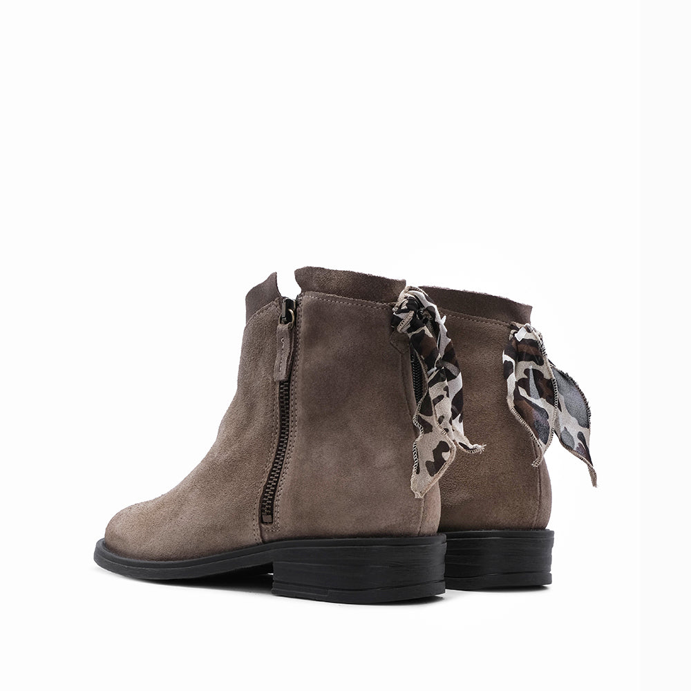 Botim Salto Raso Mulher Camurça Taupe