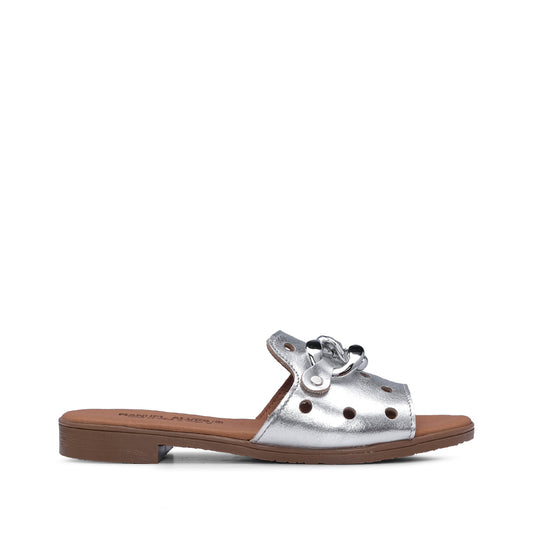 Chinelo Casual de Mulher Com Aplicação Metálica Prata