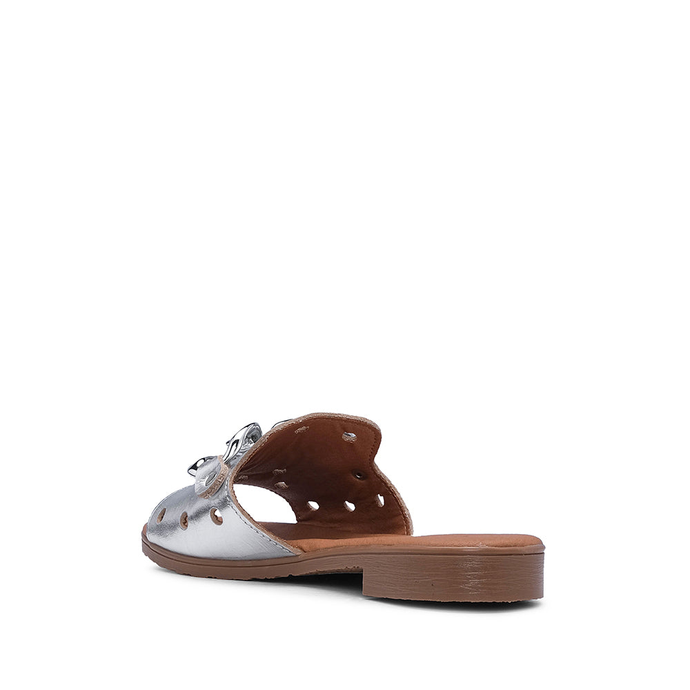Chinelo Casual de Mulher Com Aplicação Metálica Prata