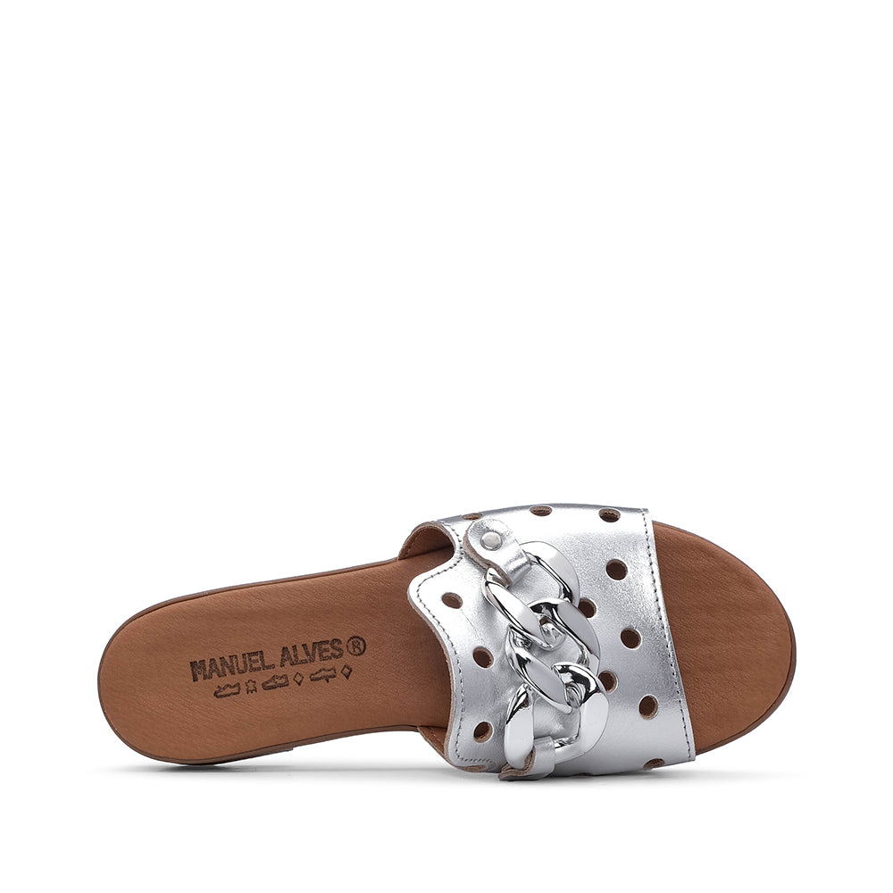 Chinelo Casual de Mulher Com Aplicação Metálica Prata
